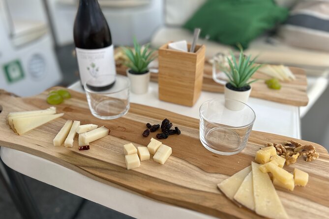 1h Boat Trip + 2h Dockside Local Wine & Food Tasting - Price and value: $78.09 for 3 hours that actually delivers