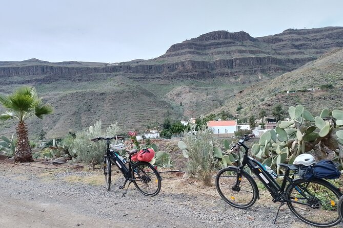 E-Bike Rental 80 km Battery life: Gran Canaria Mountains or Coast - Getting Your Bike Right: Deposit, Helmet Options, and Phone Charging