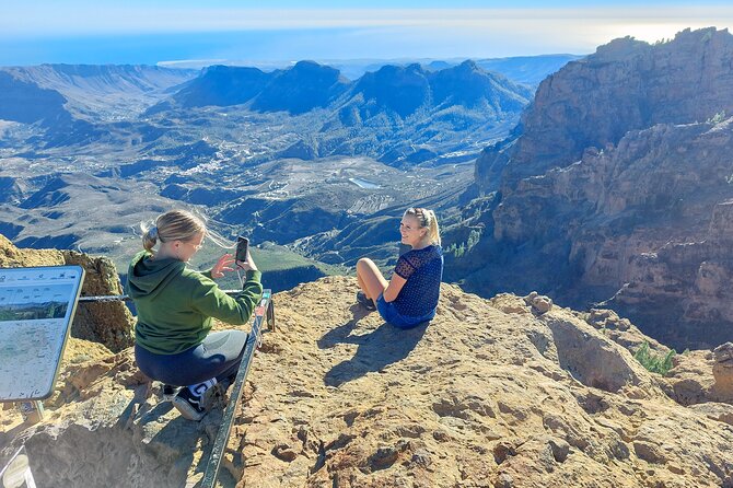 Gran Canaria 7 Highlights Small Group Tour with Tapas Picnic - First stop: Taliarte’s black volcanic sand beach and cave-house feel