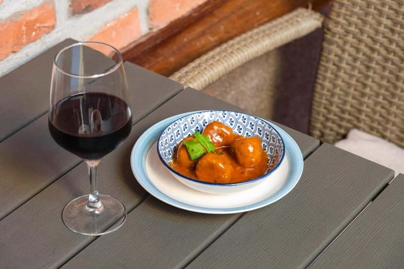 Las Palmas: Gourmet Tapas and Wine Tour in the Old Town - Plaza de Santa Ana and Catedral de Santa Ana: the sightseeing between sips