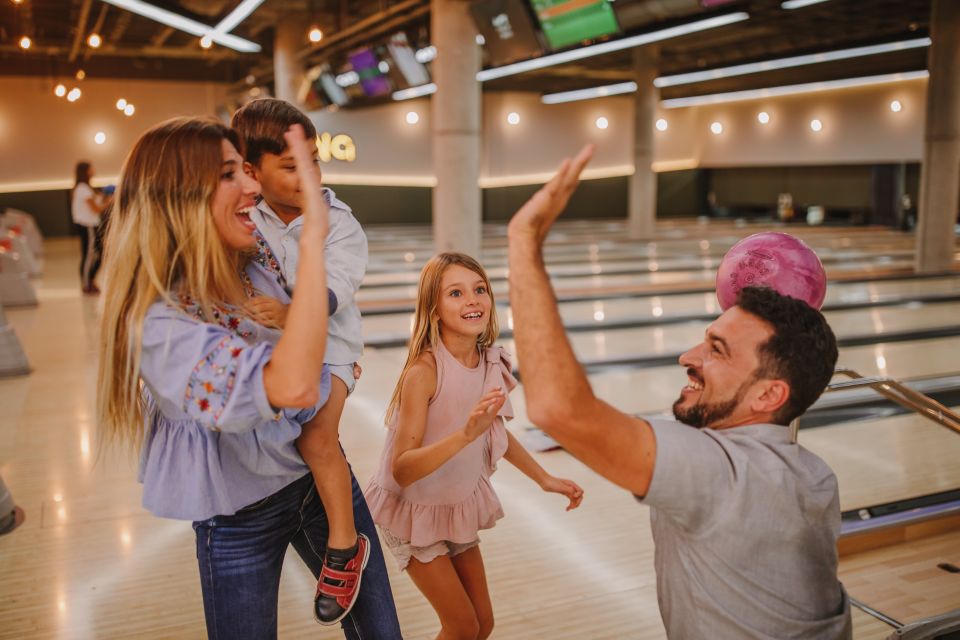 Maspalomas: Bowling Session Entry Ticket at Holiday World - Languages and service: why the staff experience matters