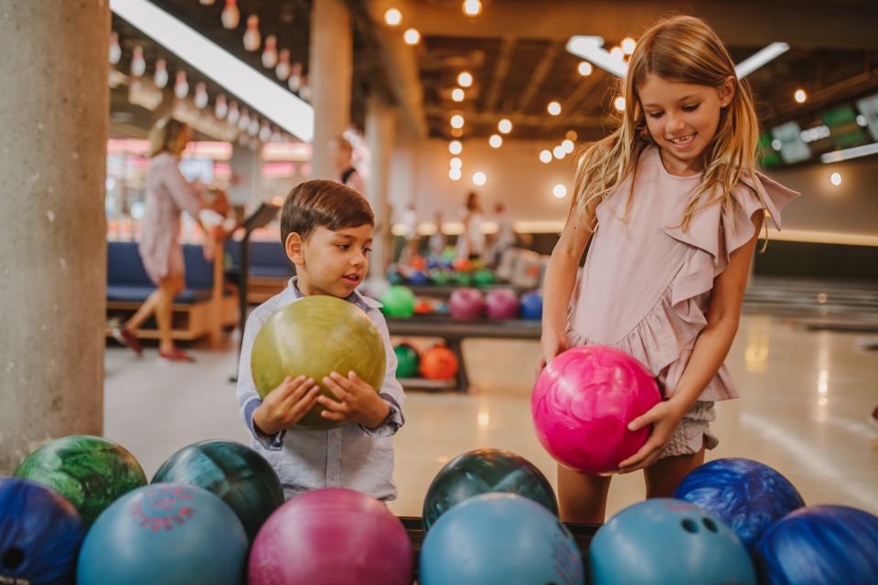 Maspalomas: Bowling Session Entry Ticket at Holiday World - Price and value: how the entry ticket really works