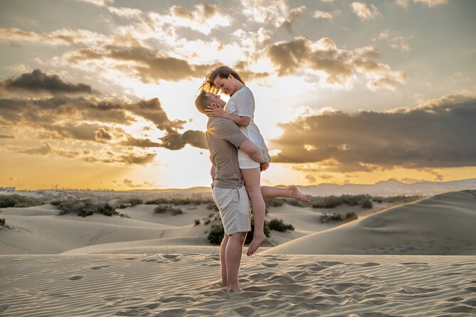 Photoshoot at Dunas Maspalomas in Desert Beach Ocean View - How Lisi Photography Guides Poses Without Killing the Fun