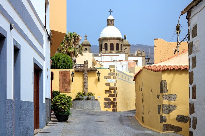 Sea and Mountain Full Day Tour with Lunch - Las Palmas time: curved windows, big exhibitions