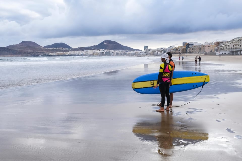 Surf lessons in Las Canteras Beach - What the 2-hour lesson actually feels like (tides can change the plan)